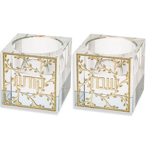 Shabbats kandelaars | prachtige set van glas met een prachtig gegraveerde goud-kleurig metalen plaatje waarop in het Hebreeuws de tekst: Shabbat Kodesh (Heilige Shabbat) staat.