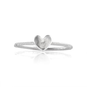 Handgemaakte zilveren ring met zilveren hartje
