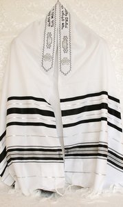 Tallit (gebedsmantel) klassiek in wit met zwarte en zilveren strepen 140 x 190 cm