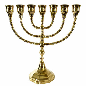 Menorah, prachtige vergulde Menorah in medium maat met grote cups van 2,1 cm dus geschikt voor normale dinerkaarsen. 26 cm hoog en 21 cm breed