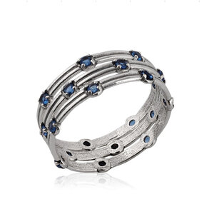 Handgemaakte zilveren stapelring set bestaande uit 3 afzonderlijke ringetjes. Deze combinatie is met blauwe opaaltjes.