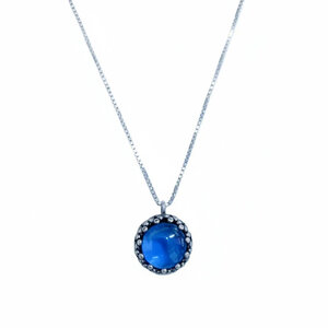 Prachtig handgemaakt zilveren hangertje met blauwe kwarts, inclusief zilveren ketting uit het atelier van Ruth Doron