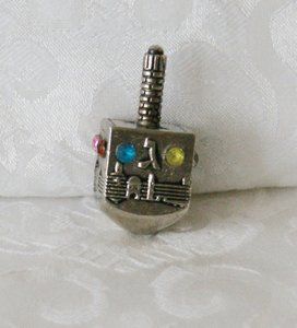 Dreidel, kleine dreidel van nikkel met decoratie van Jeruzalem.