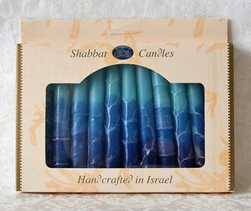 Shabbats kaarsen, kosher en handgemaakt in Safed verpakt per 12 stuks. Blauw/Wit
