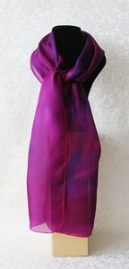 Fuchsia puur zijden sjaal met schaduwaccenten, handgeverfd in de studio van Yair Emanuel in Jeruzalem.