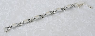 Armband, zilver en uit de collectie van de Israëlische ontwerper Tamir Zuman met mooie handbewerkte schakels. 