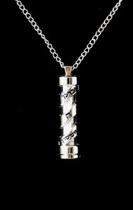 Mezuzah hangertje, heel bijzonder hangertje aan een vaste ketting met rondom in het Hebreeuws de hogepriesterlijke zegen en in het glazen kokertje Psalm 91