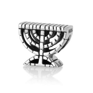 Menorah bedeltje van zilver opgebouwd in steendecoratie