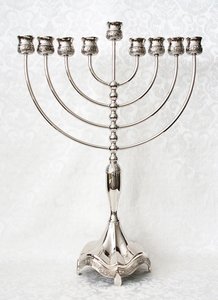 Grote verzilverde Chanukah / Chanoeka Menorah met Jeruzalem decoratie, geschikt voor normale diner- of huishoudkaarsen