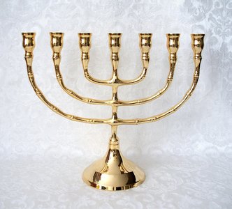 Menorah, vergulde Menorah van een uitstekende glanzende kwaliteit in een medium maat 19 cm hoog en 23 cm breed