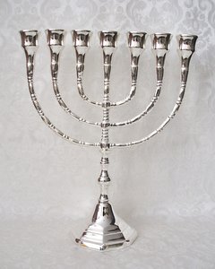 Menorah, prachtige verzilverde Menorah in medium maat met grote cups van 2,1 cm dus geschikt voor normale dinerkaarsen. 26 cm hoog en 21 cm breed