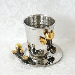 Kiddush beker zonder voet met schotel, een bijzonder ontwerp van Yair Emanuel gemaakt van gehamerd metaal met vergulde granaatappeltjes