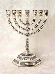 Menorah, schattige kleine verzilverde Menorah met de symbolen van de 12 stammen. Afmeting 13 x 13 cm