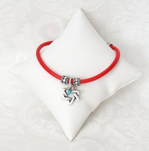 Armbandje van rood leer, een ontwerp van Danon met bewerkte zilverkleurige kralen, een mooi gevlochten Davidster en techelet blauwe steentjes