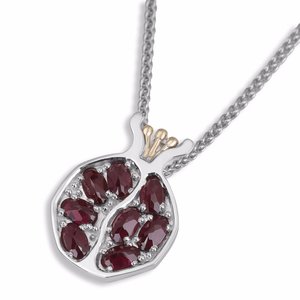 Schitterend 3D zilveren Granaatappelhangertje met gouden (9 Kt) kroontje en 8 ovale garnet edelstenen aan een bijpassende zilveren ketting uit de Rafael Jewelry Collectie
