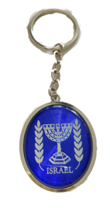 Sleutelhanger, luxe zilverkleurige Menorah/Symbool van Israel sleutelhanger met glanzend kunststof en Hebreeuws gebed voor reiziger op de achterkant 