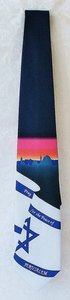 Israel Stropdas. Hoofdkleur donkerblauw met de Israelische vlag en de tekst: Bid voor de vrede van Jeruzalem