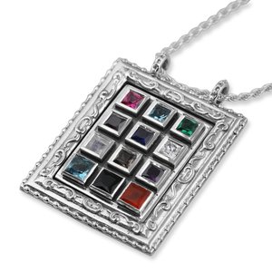 Prachtige grote hanger van een replica van de borstplaat van de hogepriester met 12 edelstenen voor de 12 stammen van Israel op de achterkant de Hebreeuwse zegen, uit de Rafael Jewelry collectie