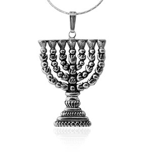 Menorah hangertje, wat groter zilveren Menorah hangertje naar het ontwerp van de Tempel Menorah uit de Rafael Jewelry collectie