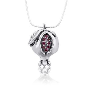 Granaatappelhangertje, Prachtig handgemaakt zilveren hangertje met robijntjes aan zilveren ketting uit de Rafael Jewelry Collectie