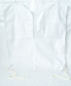 Tallit katan (kleine Tallit) van witte katoen met ingeweven streepje en tzitzit (gebedskwastjes) met blauwe draad om onder de kleding te dragen