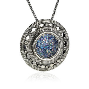 Handgemaakte schitterende Hanger / Broche met Romeins glas in ronde vormgeving aan een bijpassende zilveren ketting uit de Rafael Jewelry Collectie
