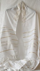 Prachtige grote Tallit (gebedsmantel) wit met gouden ingeweven strepen en borduursel van goud.  