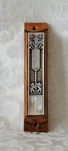 Mezuzah van olijfhout met Menorah, Leeuw van Judah en Shaddai in zilverkleur