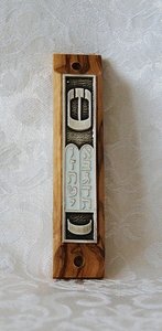 Mezuzah de 10 geboden, olijfhout met zilverkleurige afbeelding