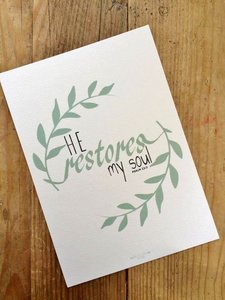 Poster / wanddecoratie in A5 formaat met in het Engels de Bijbeltekst uit Psalm 23:3 'He restores my soul'