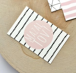 Cadeaukaartje met Mazal Tov (Veel geluk / Gefeliciteerd) in pastel roze van Ahavah design