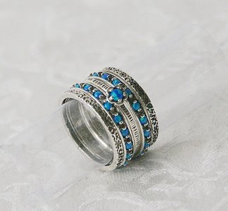 Handgemaakte zilveren stapelring set bestaande uit 5 afzonderlijke ringetjes. Deze combinatie is met blauwe opaaltjes.