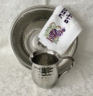 Mooie roestvrijstalen set van waskom en kan met gehamerd design voor de rituele handwassing 