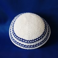 Keppeltje wit gehaakt met dubbele fantasie rand in blauw / wit
