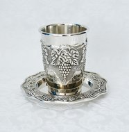 Kiddush beker zonder voet met druivenranken.