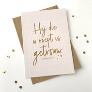 Heb Lief Kaart met envelop van Ahavah design met Hij die u roept is getrouw in vergrijsd roze
