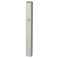 Mezuzah / Mezoeza in strak, vierkant design, mat zilverkleur met de Hebreeuwse letter Sjin die staat voor Shaddai (=Almachtige)