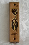 Mezuzah / Mezoeza met Messiaans Zegel van olijfhout small (inclusief passend niet-kosher documentje)
