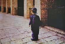 Litho: Joods jongetje met rugzak in de Joodse wijk, Jeruzalem