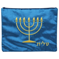 Tallit / Talliet tasje van donkerblauw fluweel met borduursel van de Menorah en het Hebreeuwse woord Tallit in gouddraad