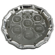 Mooie Seder schaal in zilverkleur (nikkel) met opstaand schulprandje en neutrale, sierlijke decoratie