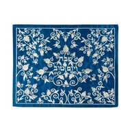 Challah / Challe kleedje van Yair Emanuel. Blauwe ruwe zijde geborduurd met granaatappels in zilverdraad