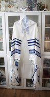 Tallit / Talliet (gebedsmantel) gemaakt van 100% wol compleet met de blauwe Tzitzit draadjes aan de 4 hoeken.