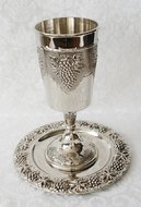 Grote verzilverde Kiddush beker / Beker van Elia met druivenrank dessin. 