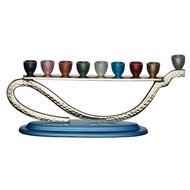 Chanukah Menorah / Chanoekia, groot model van aluminium in de vorm van een oliekan met grote gekleurde cups en blauwe voet voor