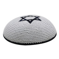 Keppeltje / Kippah van wit gehaakte katoen met donkerblauwe Davidster. Doorsnede 18 cm (normale maat)