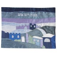 Challah / Challe kleedje van Yair Emanuel van ruwe zijde geborduurd met Jeruzalem in blauwtinten 