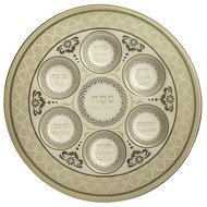 Seder schaal van gehard glas met mooie decoratie in bruintinten. De namen van gerechtjes staan in het Hebreeuws en Engels verme