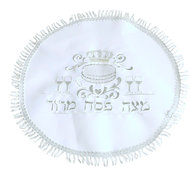 Mooie neutrale Matze cover van satijn met prachtig borduursel van Pesach items in zilver