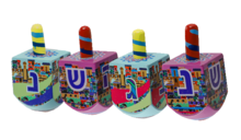 Dreidel van hout met leuke decoratie 4,5 cm hoog. Deze leuke dreidels worden assorti geleverd en u kunt op de foto zien hoe ze 